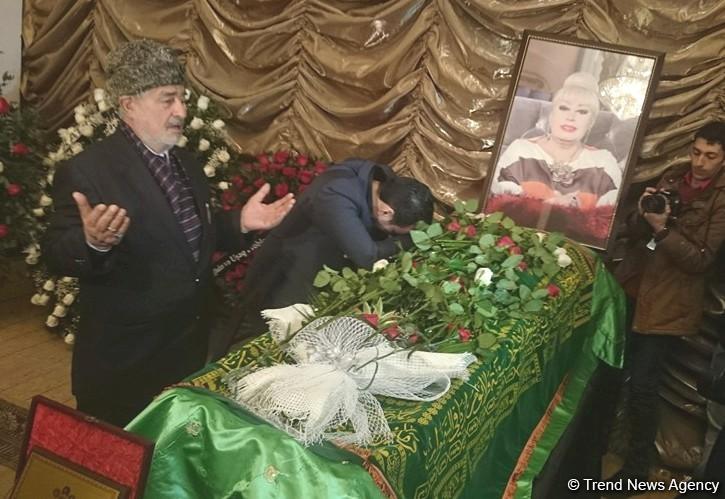 Xalq artisti İlhamə Quliyeva ilə vida mərasimi keçirilir (FOTO)