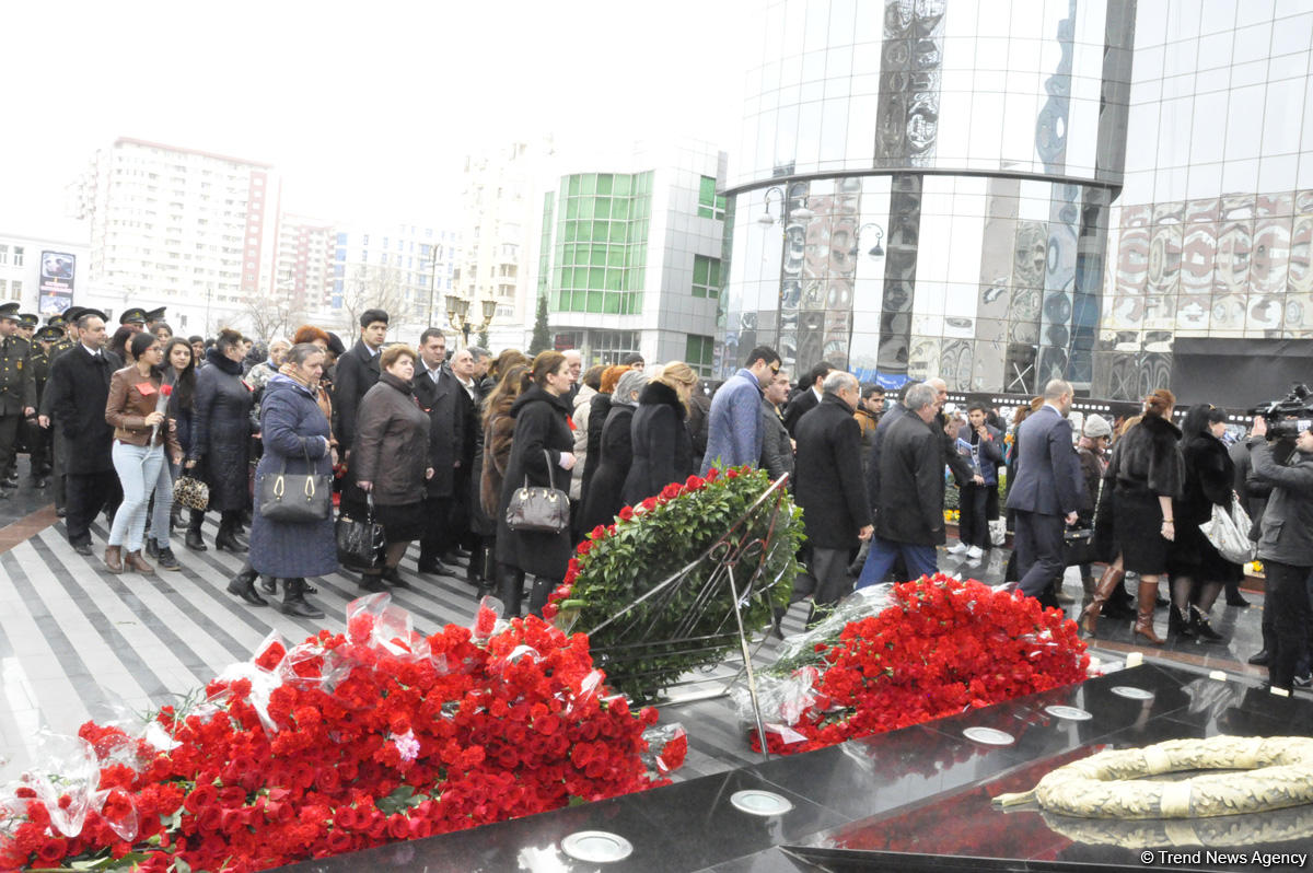 Azərbaycan ictimaiyyəti Xocalı soyqırımı qurbanlarının xatirəsini yad edir (FOTO)