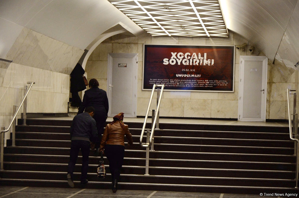 Bakı metrosunun stansiyalarında Xocalı faciəsilə bağlı foto və lövhələr yerləşdirilib (FOTO)