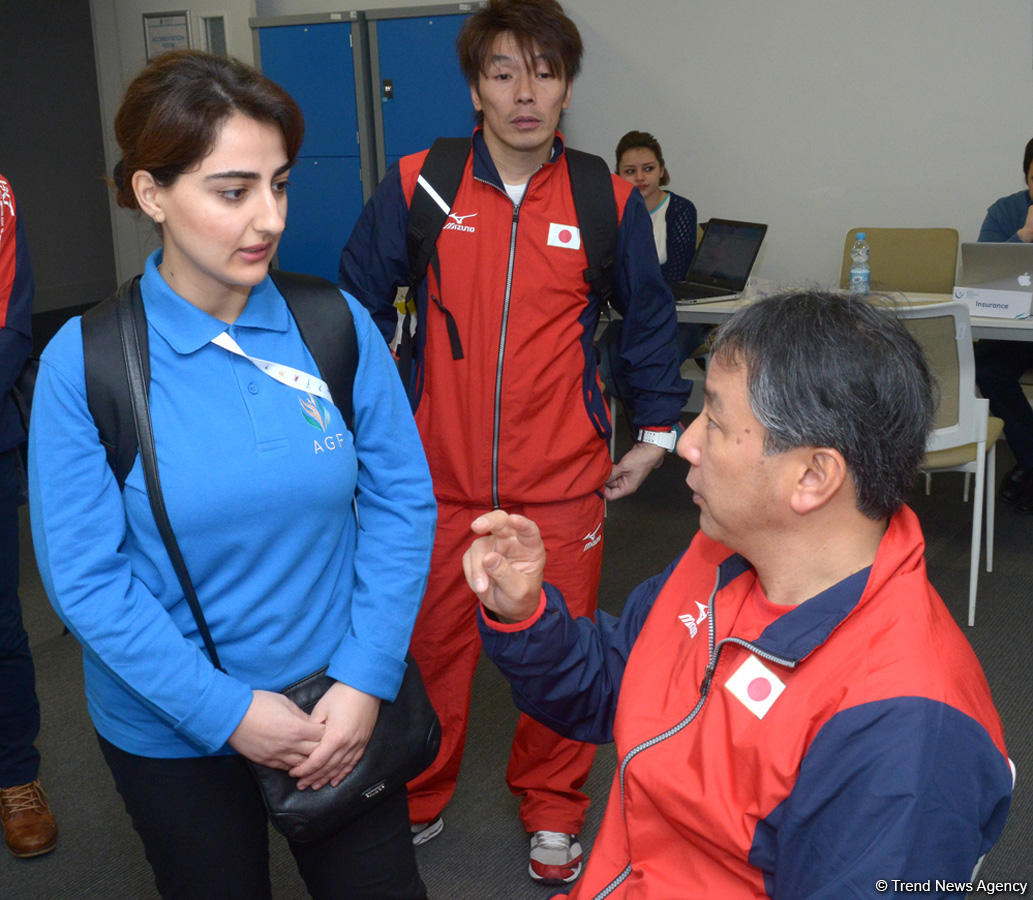 Müxtəlif ölkələrin nümayəndə heyətləri Bakıda batut gimnastikası üzrə Dünya Kuboku üçün akkreditasiyadan keçirlər (FOTOREPORTAJ)