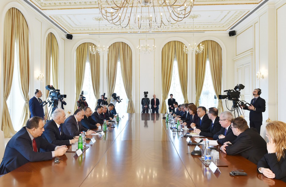 Prezident İlham Əliyevin Macarıstanın Baş naziri ilə təkbətək görüşü olub (FOTO)