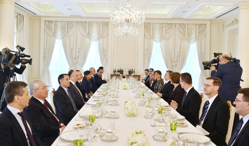 Macarıstanın Baş nazirinin şərəfinə nahar verilib