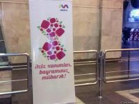 Metro stansiyalarında 8 martla bağlı təbrik lövhələri asılıb (FOTO)