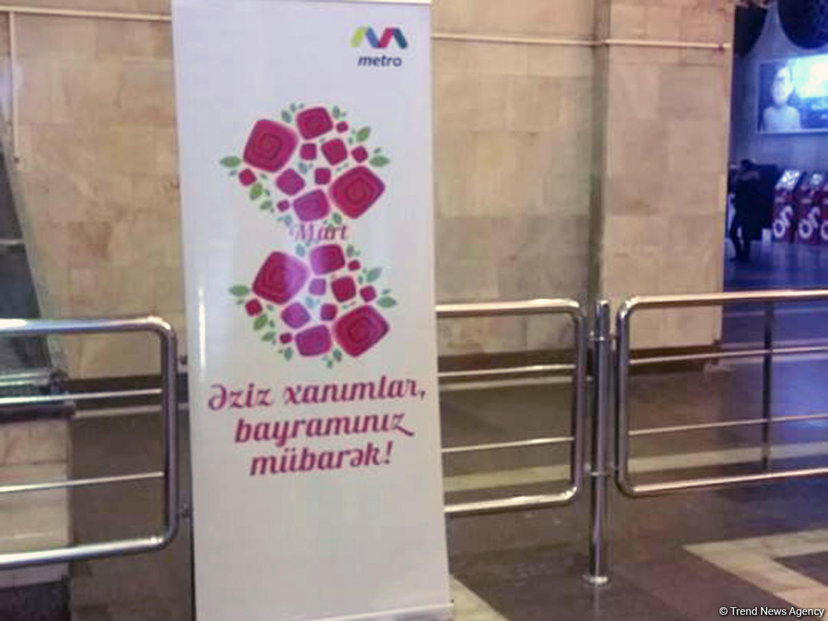 Metro stansiyalarında 8 martla bağlı təbrik lövhələri asılıb (FOTO)