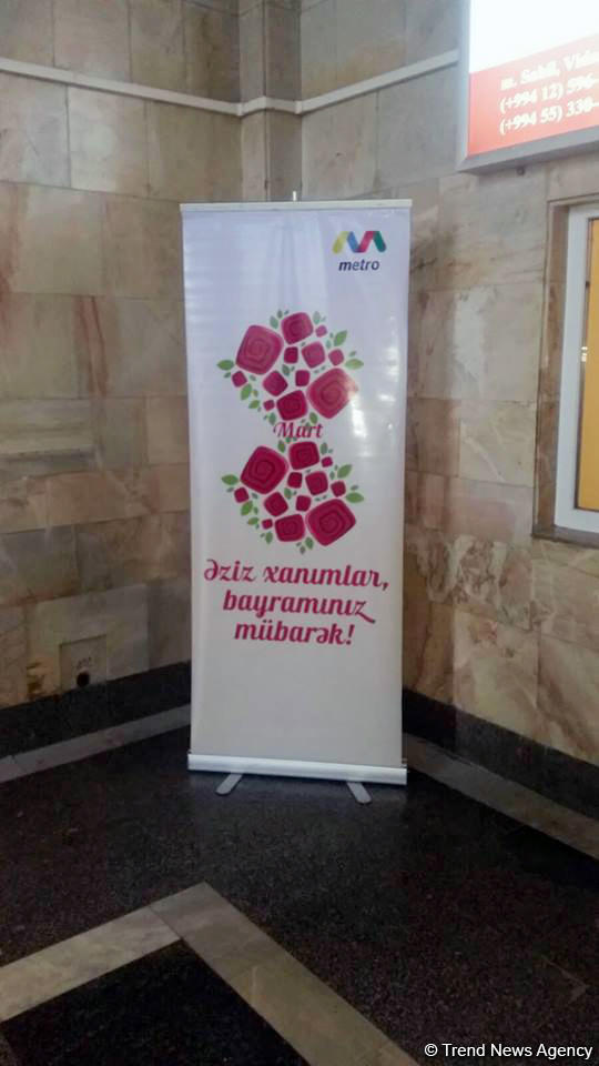 Metro stansiyalarında 8 martla bağlı təbrik lövhələri asılıb (FOTO)