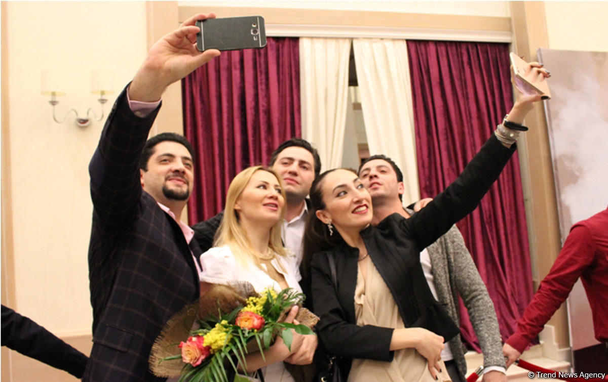 Bakıda “Zaman adlı qatar” filminin qala-gecəsi keçirildi – qırmızı xalı, alqışlar, göz yaşları... (FOTO)