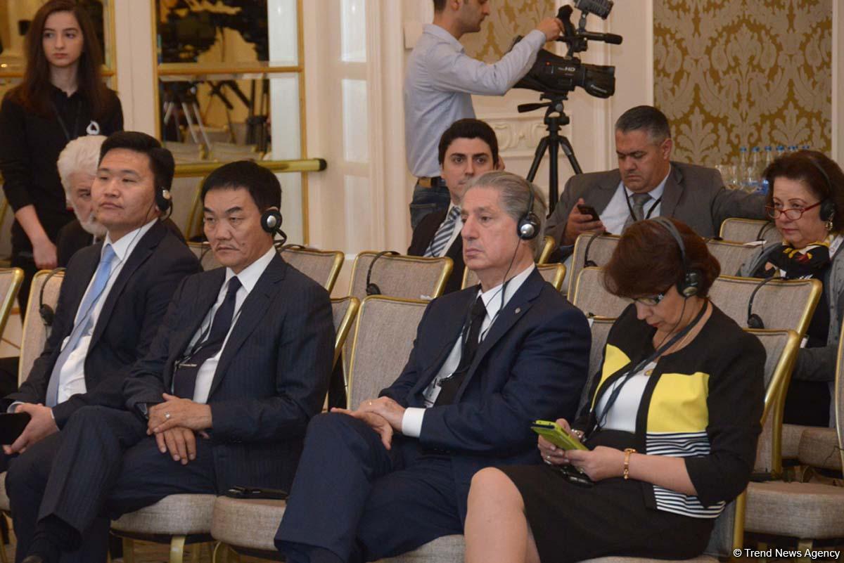IV Qlobal Bakı Forumu öz işini davam etdirir (FOTO)