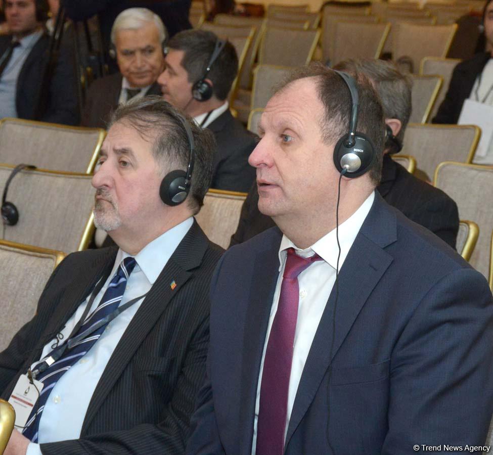 IV Qlobal Bakı Forumu öz işini davam etdirir (FOTO)