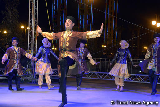 Bakıda atəşfəşanlıq oldu (FOTO)