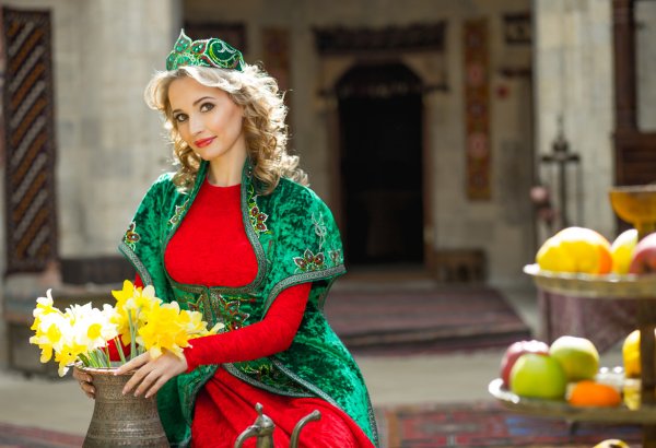 Rus gözəli Bahar qızına çevrildi (FOTO)