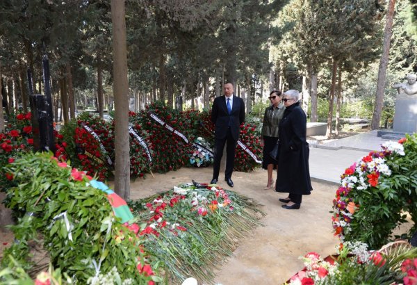 Prezident İlham Əliyev və xanımı xalq yazıçısı Maqsud İbrahimbəyovun məzarını ziyarət ediblər (FOTO)