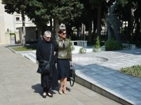 Prezident İlham Əliyev və xanımı xalq yazıçısı Maqsud İbrahimbəyovun məzarını ziyarət ediblər (FOTO)