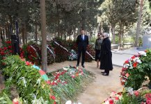 Prezident İlham Əliyev və xanımı xalq yazıçısı Maqsud İbrahimbəyovun məzarını ziyarət ediblər (FOTO)