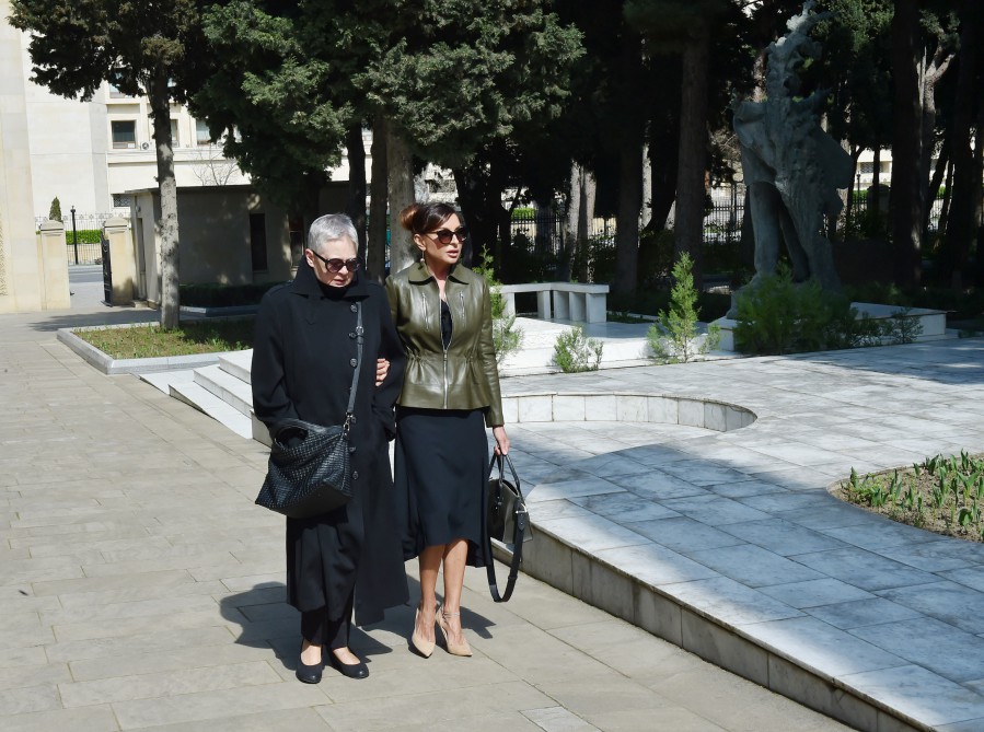 Prezident İlham Əliyev və xanımı xalq yazıçısı Maqsud İbrahimbəyovun məzarını ziyarət ediblər (FOTO)