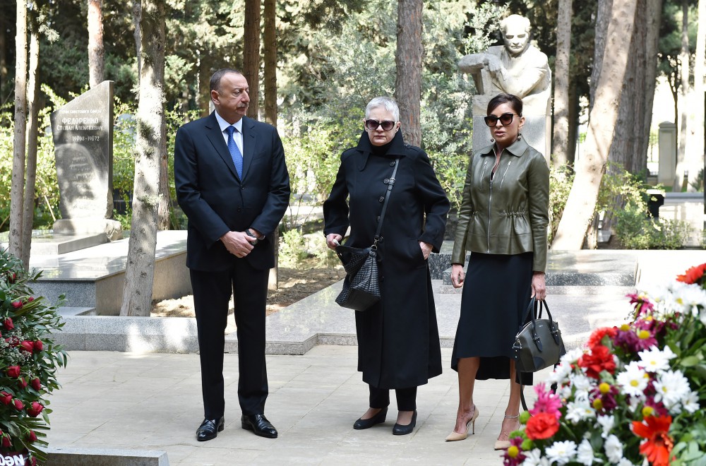 Prezident İlham Əliyev və xanımı xalq yazıçısı Maqsud İbrahimbəyovun məzarını ziyarət ediblər (FOTO)