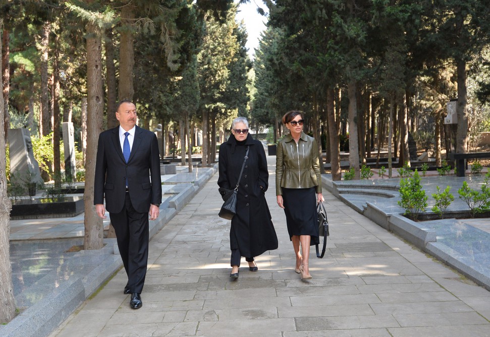 Prezident İlham Əliyev və xanımı xalq yazıçısı Maqsud İbrahimbəyovun məzarını ziyarət ediblər (FOTO)