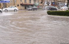 İntensiv yağışlar Bakı küçələrində problemlər yaradıb (FOTO/VİDEO)