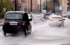 İntensiv yağışlar Bakı küçələrində problemlər yaradıb (FOTO/VİDEO)