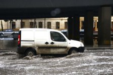 İntensiv yağışlar Bakı küçələrində problemlər yaradıb (FOTO/VİDEO)