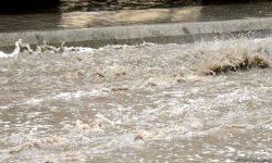 İntensiv yağışlar Bakı küçələrində problemlər yaradıb (FOTO/VİDEO)