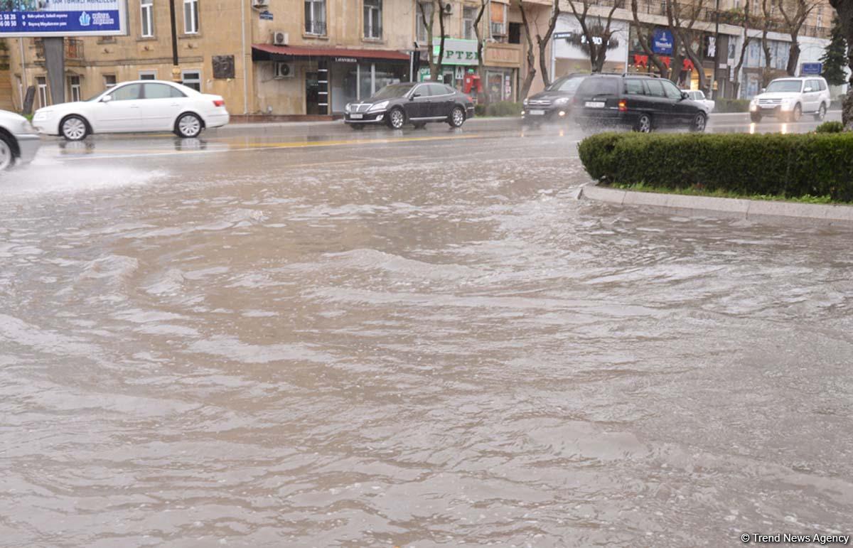 İntensiv yağışlar Bakı küçələrində problemlər yaradıb (FOTO/VİDEO)