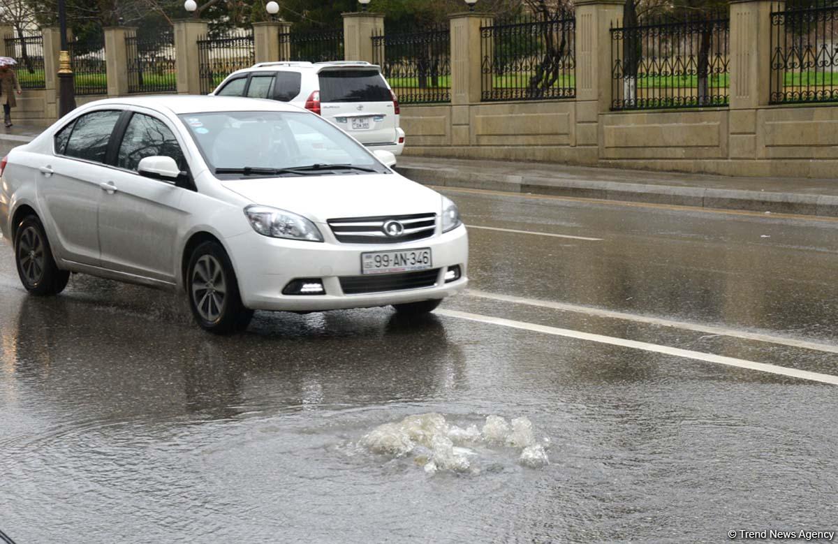İntensiv yağışlar Bakı küçələrində problemlər yaradıb (FOTO/VİDEO)