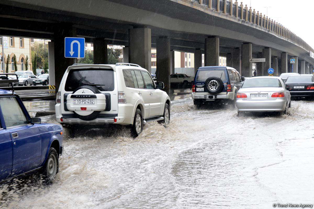 İntensiv yağışlar Bakı küçələrində problemlər yaradıb (FOTO/VİDEO)