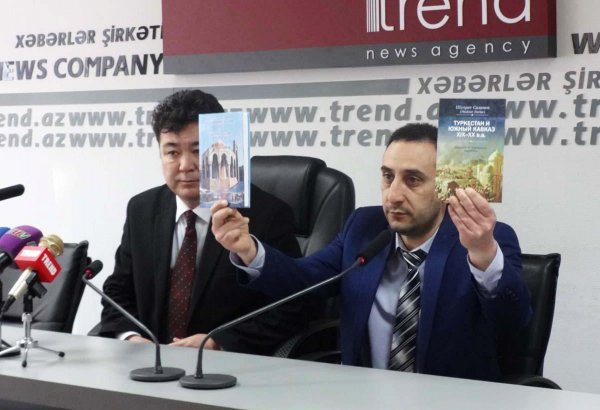 Özbəkistan yazıçısı ermənilərin türk dünyasına qarşı törətdiyi soyqırımlar haqqında kitabını təqdim etdi (FOTO)