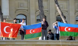 Azərbaycan xalqı Milli Ordumuzun uğurlarını qeyd edir (ƏLAVƏ OLUNUB)  (FOTO 1)