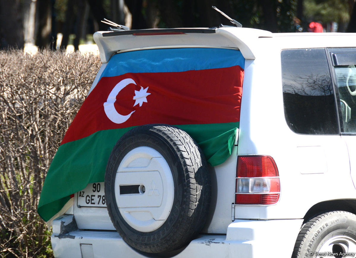 Azərbaycan xalqı Milli Ordumuzun uğurlarını qeyd edir (ƏLAVƏ OLUNUB)  (FOTO 1)