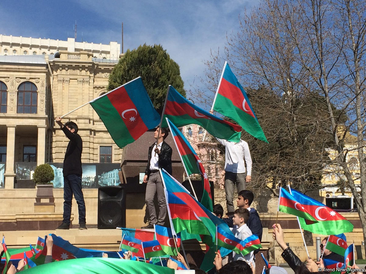 Azərbaycan xalqı Milli Ordumuzun uğurlarını qeyd edir (ƏLAVƏ OLUNUB)  (FOTO 1)