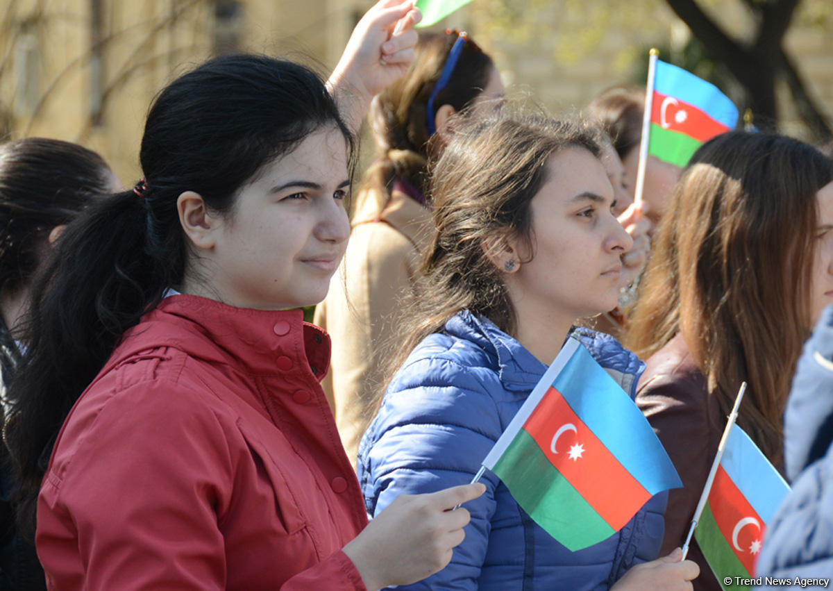 Azərbaycan xalqı Milli Ordumuzun uğurlarını qeyd edir (ƏLAVƏ OLUNUB)  (FOTO 1)