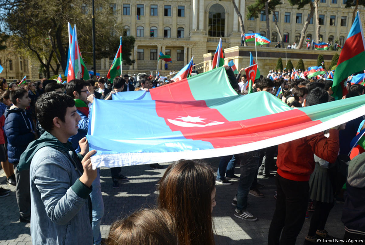 Azərbaycan xalqı Milli Ordumuzun uğurlarını qeyd edir (ƏLAVƏ OLUNUB)  (FOTO 1)