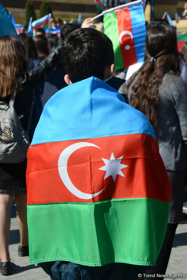 Azərbaycan xalqı Milli Ordumuzun uğurlarını qeyd edir (ƏLAVƏ OLUNUB)  (FOTO 1)