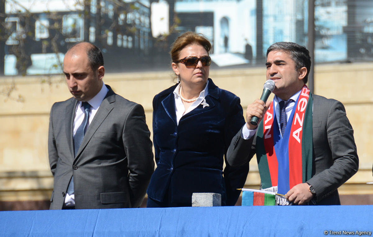 Azərbaycan xalqı Milli Ordumuzun uğurlarını qeyd edir (ƏLAVƏ OLUNUB)  (FOTO 1)