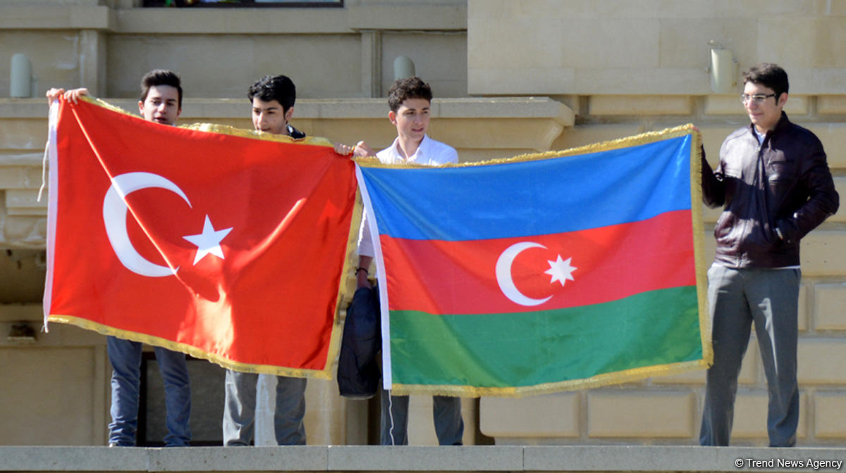 Azərbaycan xalqı Milli Ordumuzun uğurlarını qeyd edir (ƏLAVƏ OLUNUB)  (FOTO 1)