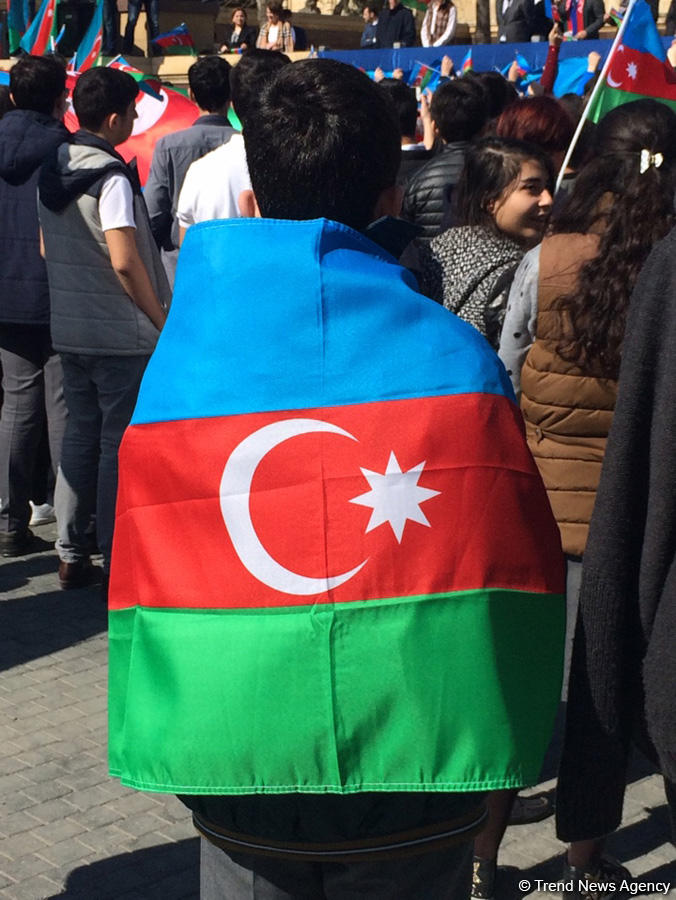 Azərbaycan xalqı Milli Ordumuzun uğurlarını qeyd edir (ƏLAVƏ OLUNUB)  (FOTO 1)