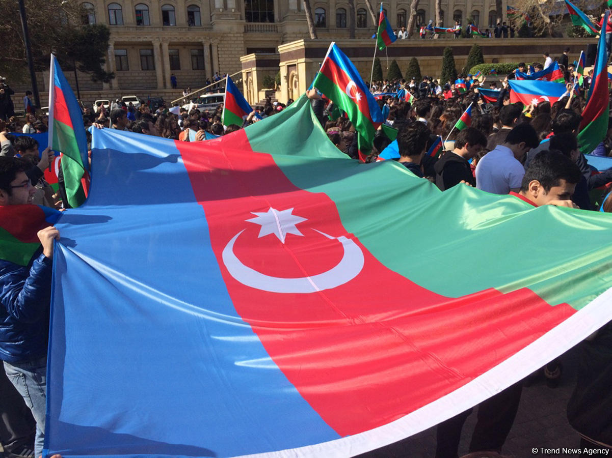 Azərbaycan xalqı Milli Ordumuzun uğurlarını qeyd edir (ƏLAVƏ OLUNUB)  (FOTO 1)