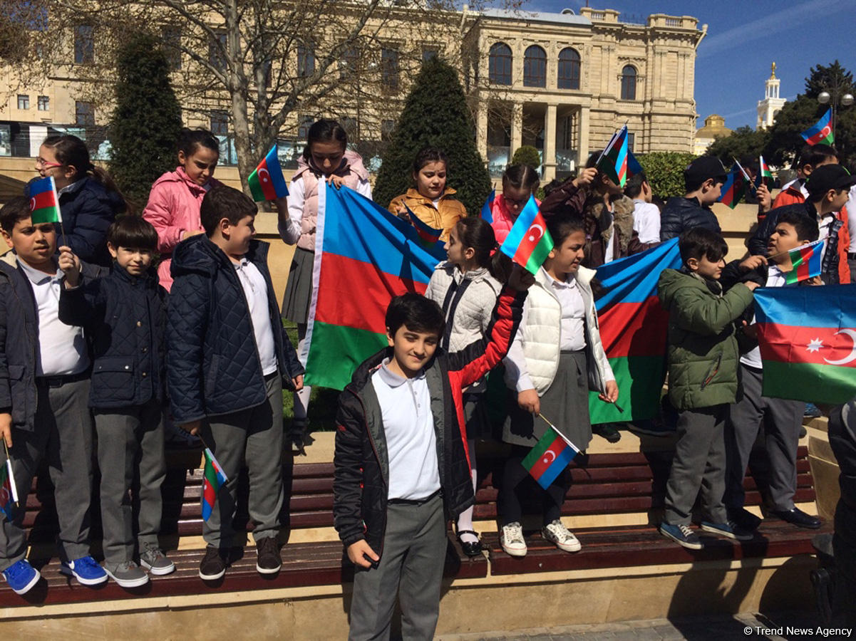 Azərbaycan xalqı Milli Ordumuzun uğurlarını qeyd edir (ƏLAVƏ OLUNUB)  (FOTO 1)
