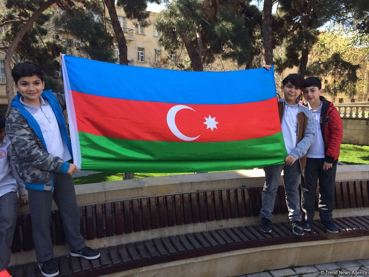 Azərbaycan xalqı Milli Ordumuzun uğurlarını qeyd edir (ƏLAVƏ OLUNUB)  (FOTO 1)