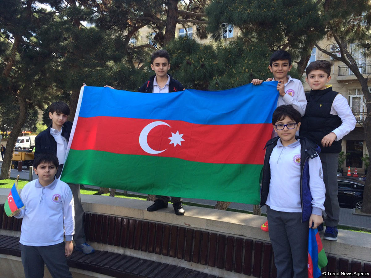 Azərbaycan xalqı Milli Ordumuzun uğurlarını qeyd edir (ƏLAVƏ OLUNUB)  (FOTO 1)