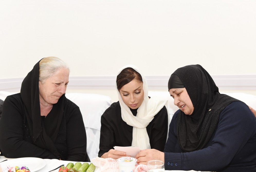 Heydər Əliyev Fondunun prezidenti Mehriban Əliyevanın adından şəhidlərin ruhuna ehsan verilib (FOTO)