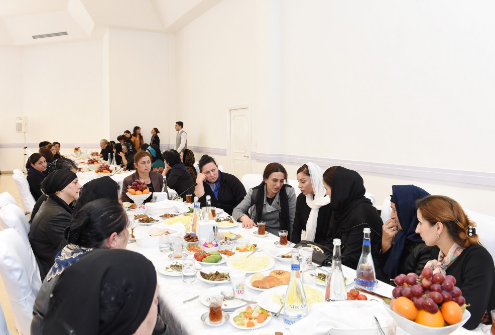 Heydər Əliyev Fondunun prezidenti Mehriban Əliyevanın adından şəhidlərin ruhuna ehsan verilib (FOTO)