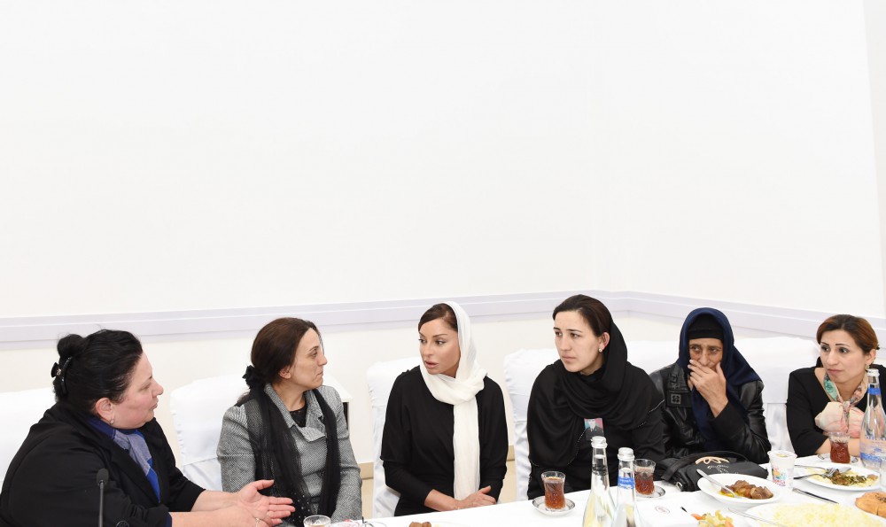 Heydər Əliyev Fondunun prezidenti Mehriban Əliyevanın adından şəhidlərin ruhuna ehsan verilib (FOTO)