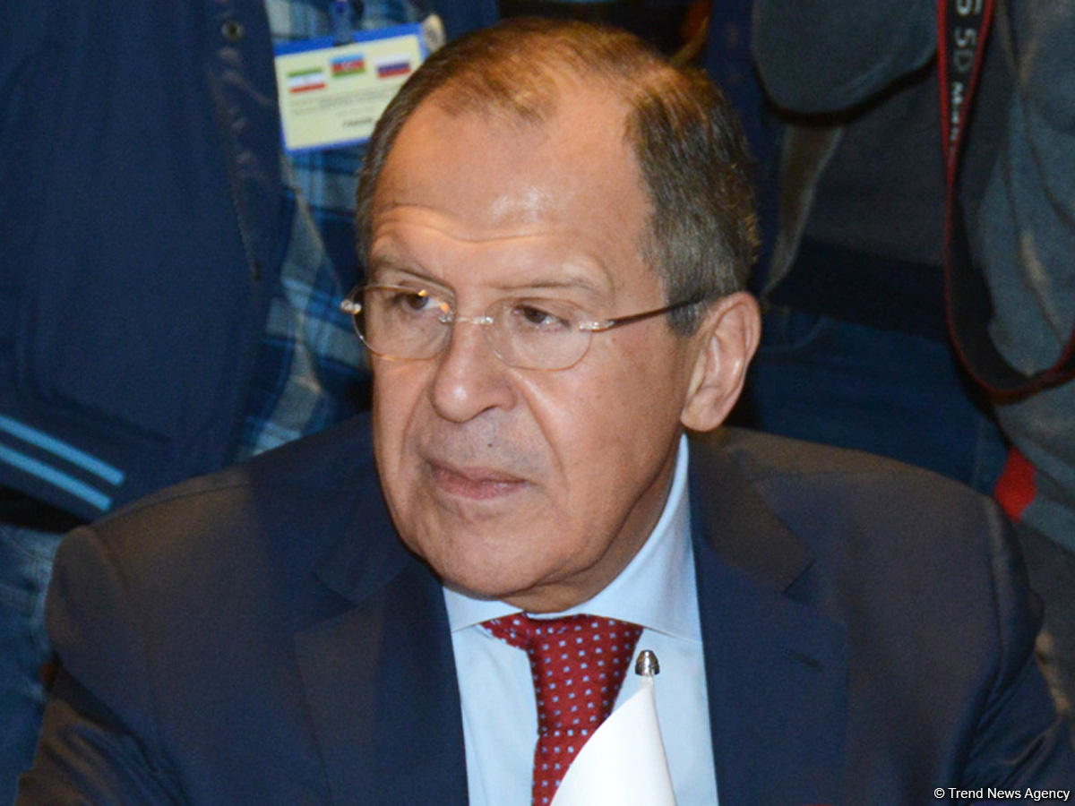 Lavrov Bakıda Tahir Salahovla görüşdü, sərgisində oldu