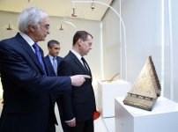 Dmitri Medvedev Heydər Əliyev Mərkəzində olub (FOTO)