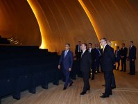 Dmitri Medvedev Heydər Əliyev Mərkəzində olub (FOTO)