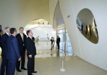 Dmitri Medvedev Heydər Əliyev Mərkəzində olub (FOTO)