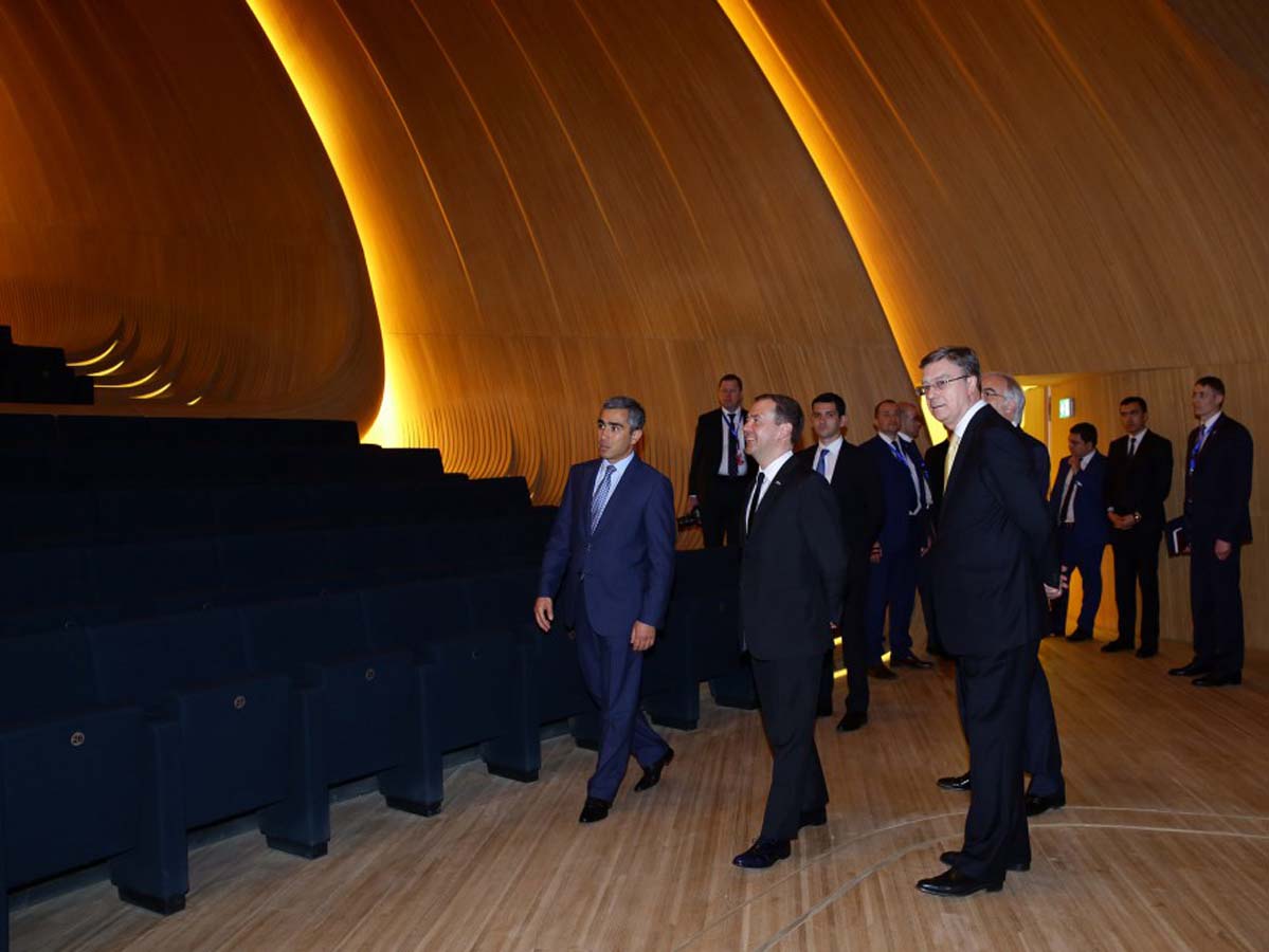 Dmitri Medvedev Heydər Əliyev Mərkəzində olub (FOTO)