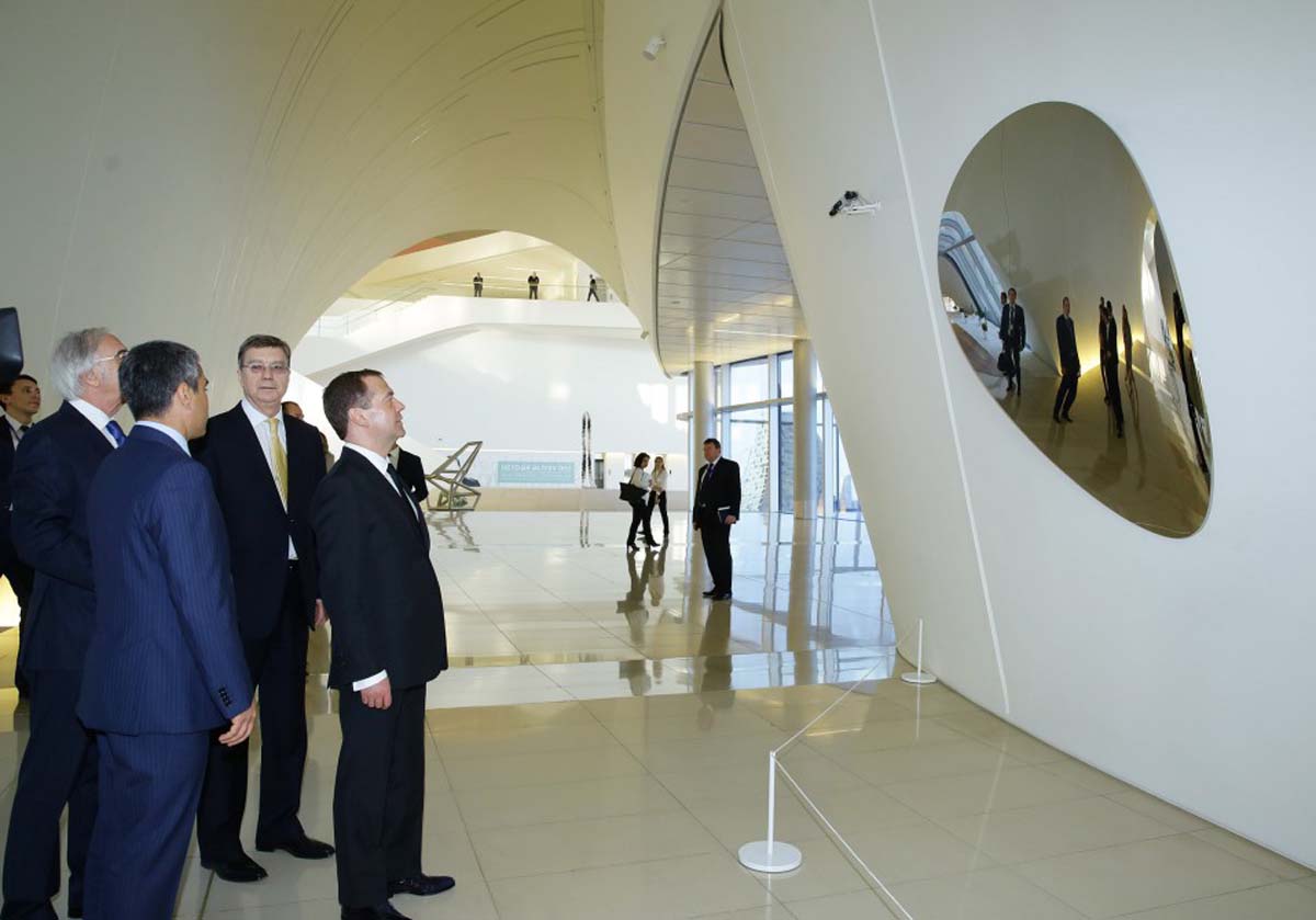 Dmitri Medvedev Heydər Əliyev Mərkəzində olub (FOTO)